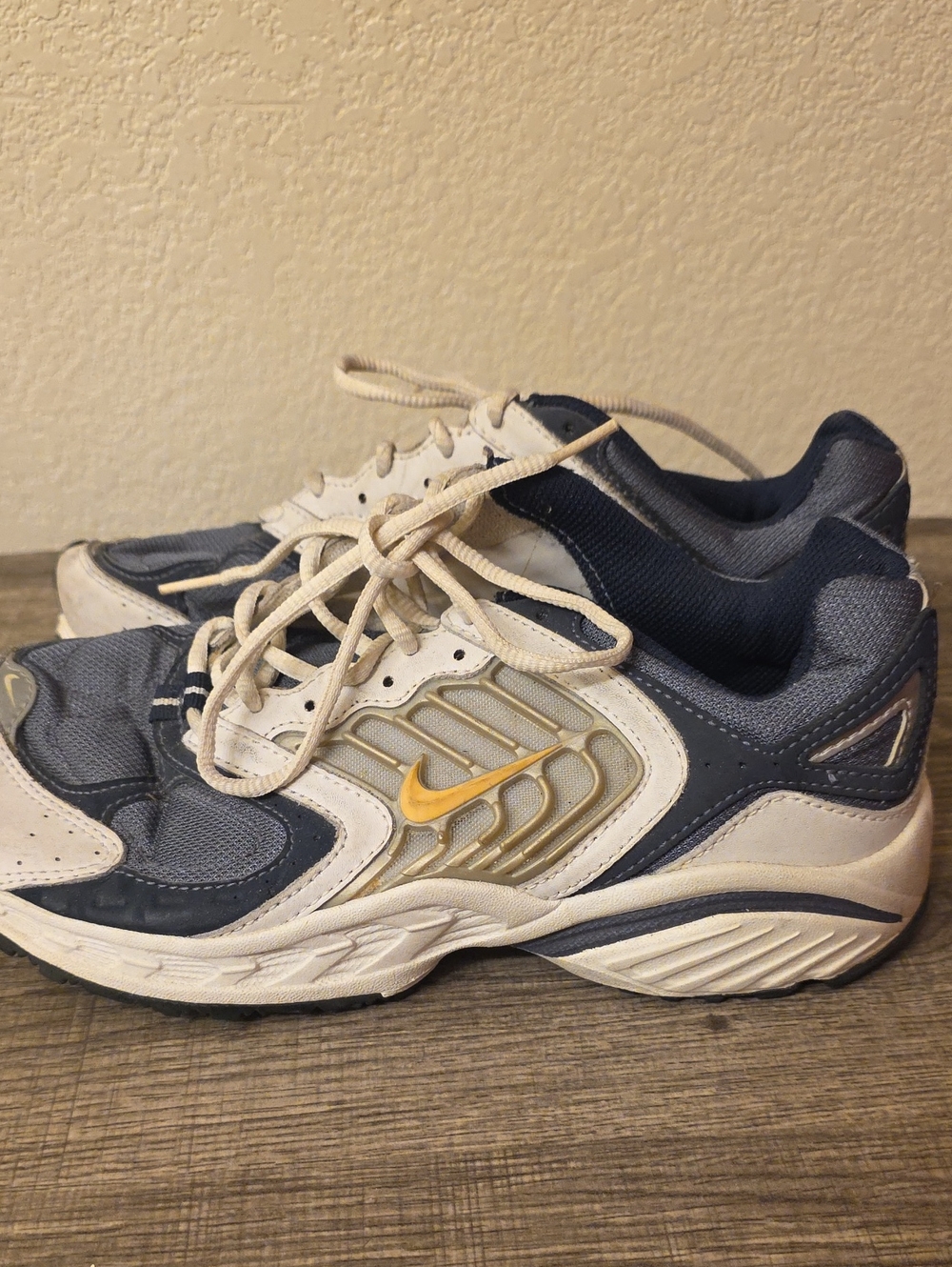 Vintage 2004 Nike Women’s Navy, White and Yellow Athletic Sneakers Size 9W